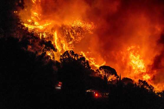 El incendio comenzó en la tarde del lunes cuando las llamas, avivadas por los fuertes vientos que azotan la zona, con ráfagas de hasta 48 kilómetros, avanzaron hacia áreas pobladas de las ciudades de Santa Bárbara y Goleta. (Foto Prensa Libre: AFP)