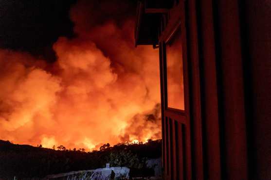 El desastre, que se originó en un área devastada por el incendio Thomas en enero del 2018, dejó 21 muertos. (Foto Prensa Libre: AFP)