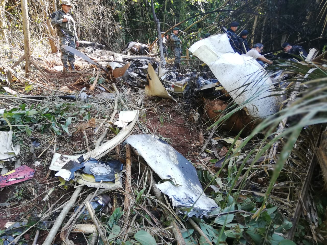 La avioneta cargada con droga se estrelló y quedó consumida por el fuego. (Foto Prensa Libre: Ejército de Guatemala)