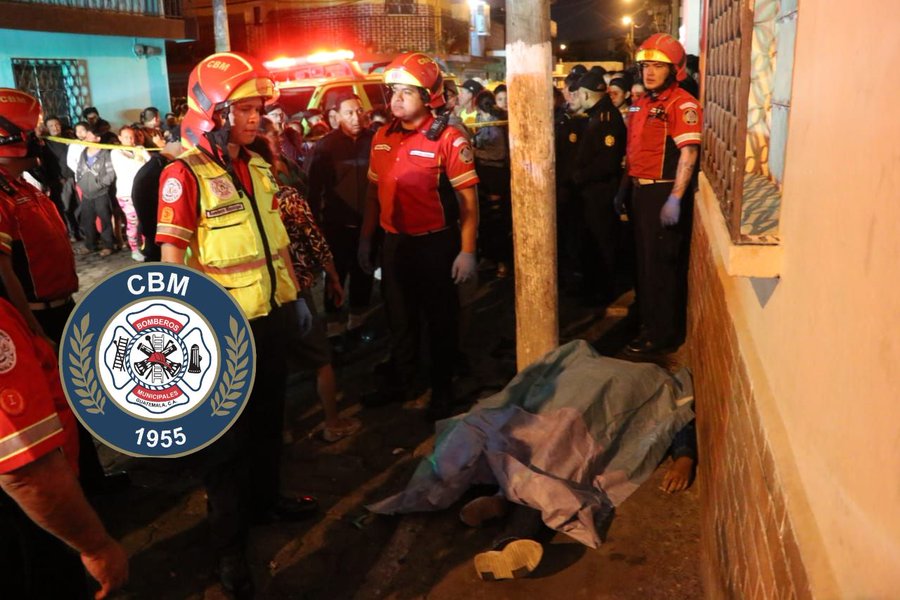 Un hombre de 30 años murió por un impacto de bala en el rostro. (Foto Prensa Libre: Bomberos Municipales)