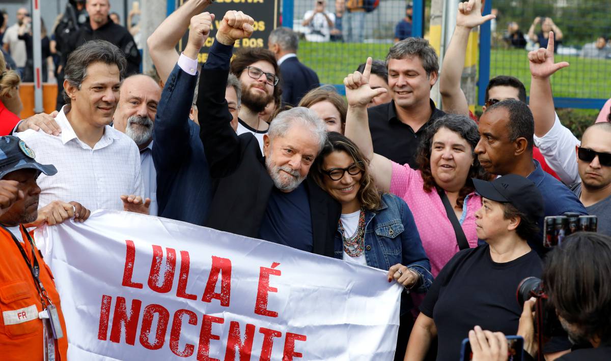 El expresidente de Brasil Luiz Inácio Lula da Silva al salir de prisión. (Foto Prensa Libre: AFP).