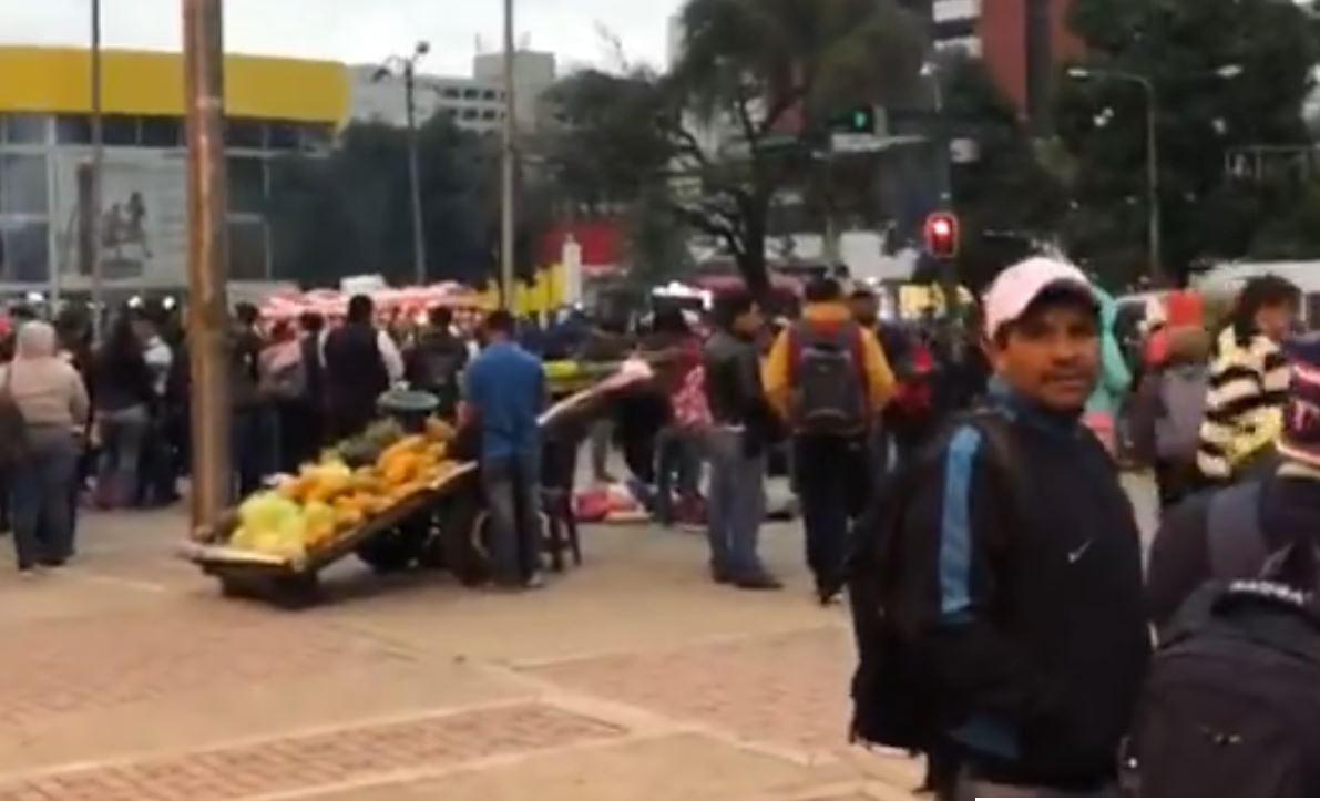 Varios maestros se preparan para la manifestación desde El Obelisco. 