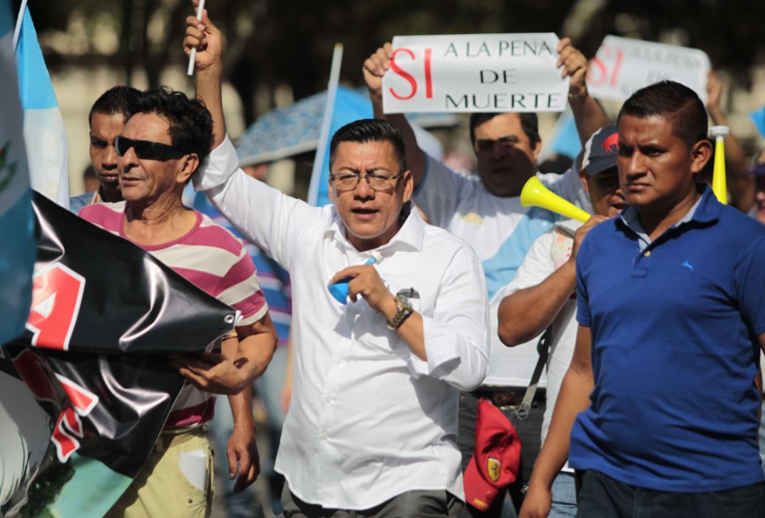 Marcos Yax, el 19 de agosto de 2017, durante una caminata a favor de la reactivación de la pena de muerte. (Foto Prensa Libre: Hemeroteca PL)