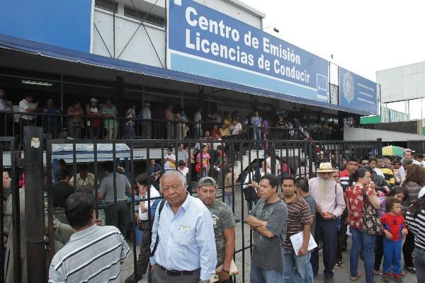 Maycom ha emitido las licencias de conducir en Guatemala desde hace 20 años y a partir del 31 de diciembre deberá ceder el servicio. (Foto Prensa Libre: Hemeroteca PL)
