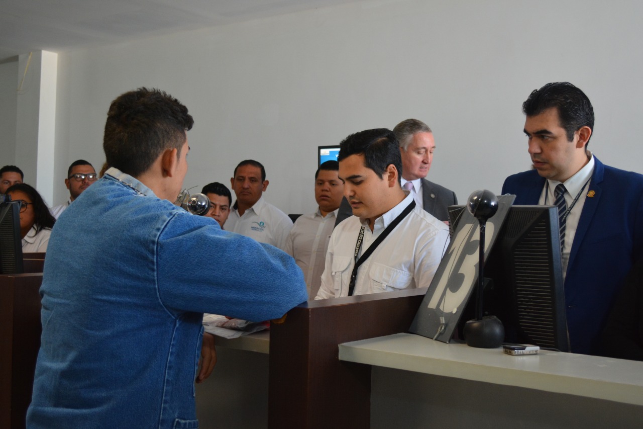 El primer migrante hondureño solicitante de asilo es registrado por personal del Instituto Guatemalteco de Migración. (Foto: IGM)