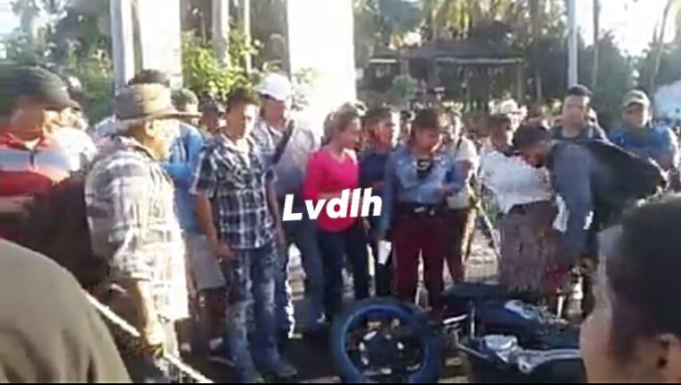 Los manifestantes habían tirado la motocicleta del inconforme que quería pasar. (Foto Prensa Libre: LVdlh)
