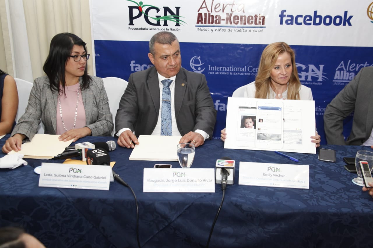 El procurador Jorge Luis Donado firmó la alianza con una representante de Facebook. (Foto Prensa Libre: Noé Medina).