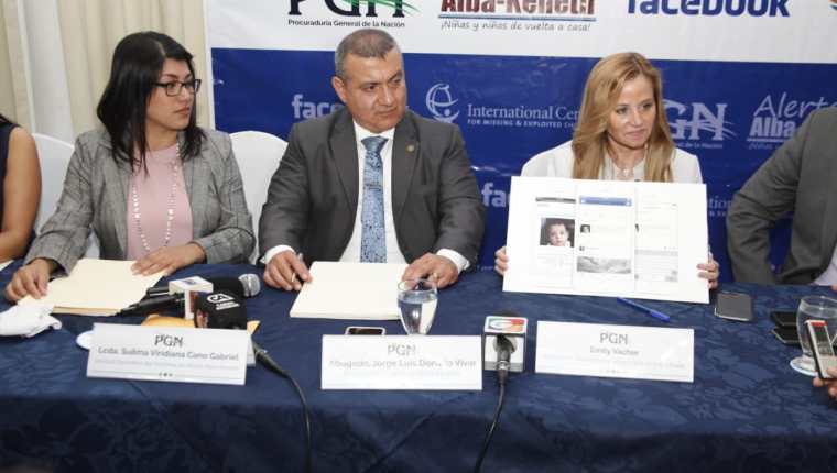El procurador Jorge Luis Donado firmó la alianza con una representante de Facebook. (Foto Prensa Libre: Noé Medina).