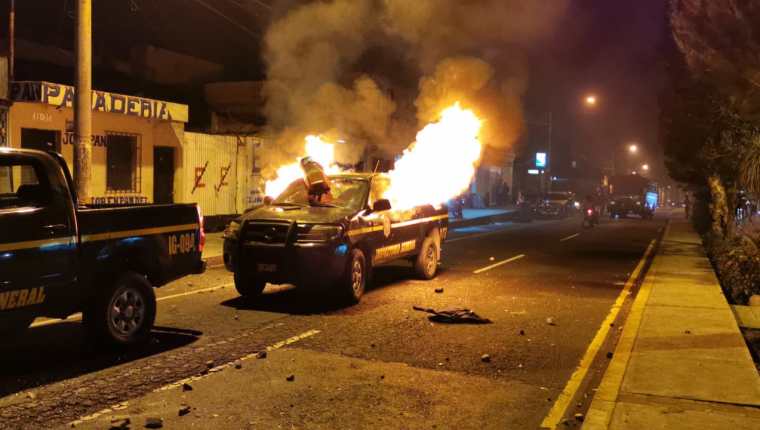 Un autopatrulla, un picop y una moto fueron incendiadas por la turba en la zona 7. (Foto Prensa Libre: Cortesía)