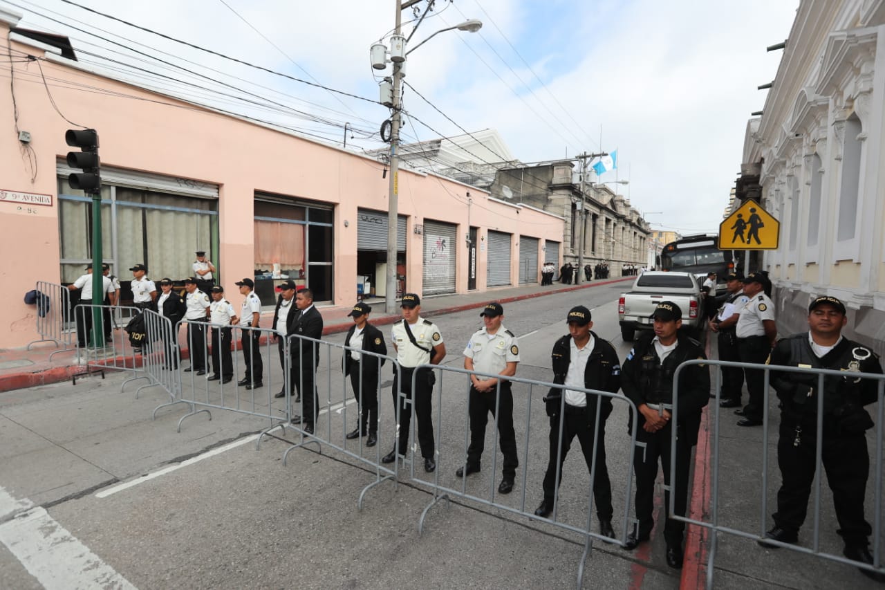 Agentes de PNC resguardan el Congreso. (Foto Prensa Libre: Érick Ávila).