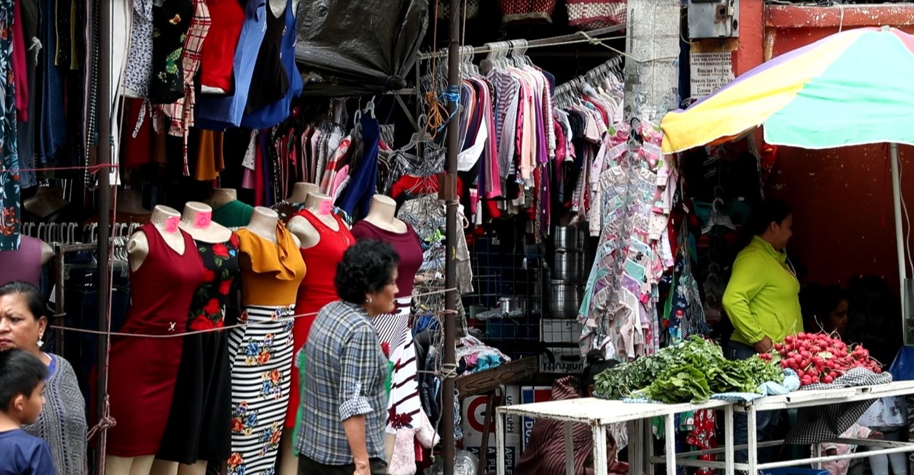 Vendedores en mercados , son los que más préstamos hacen a los colombianos, según la comuna de Mixco.(Foto Prensa Libre: Esbin García)