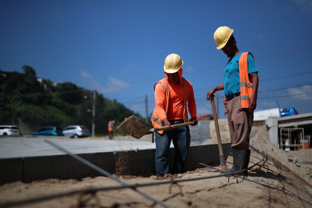 Este fin de semana unos 40 obreros trabajan en la construcción del paso a desnivel que desfogará el tránsito en la calzada La Paz. (Foto Carlos Herández)