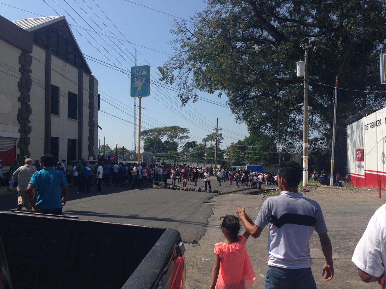 Pobladores manifiestan por falta de energía eléctrica en Malacatán, San Marcos. (Foto Prensa Libre: Alexander Coyoy).