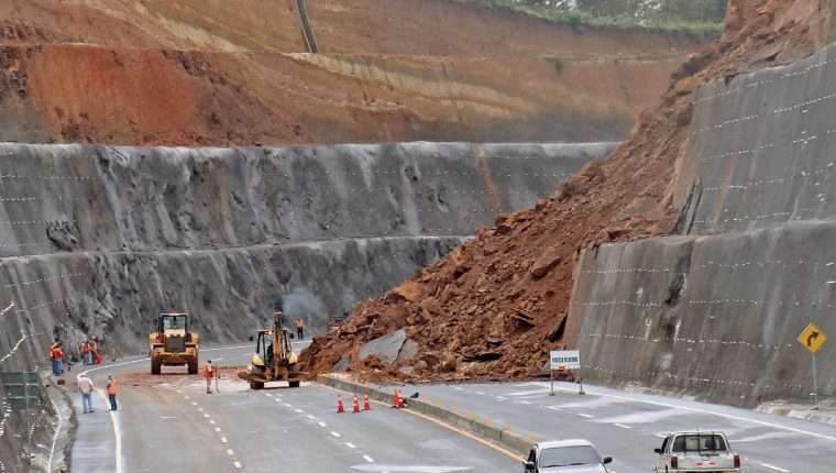 En el libramiento de Chimaltenango también han ocurrido derrumbes. (Foto Prensa Libre: Hemeroteca PL)