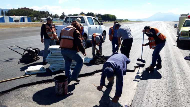 Los técnicos reparan la pista de aterrizaje en el Aeropuerto La Aurora. (Foto Prensa Libre: Aviación Guatemalteca)