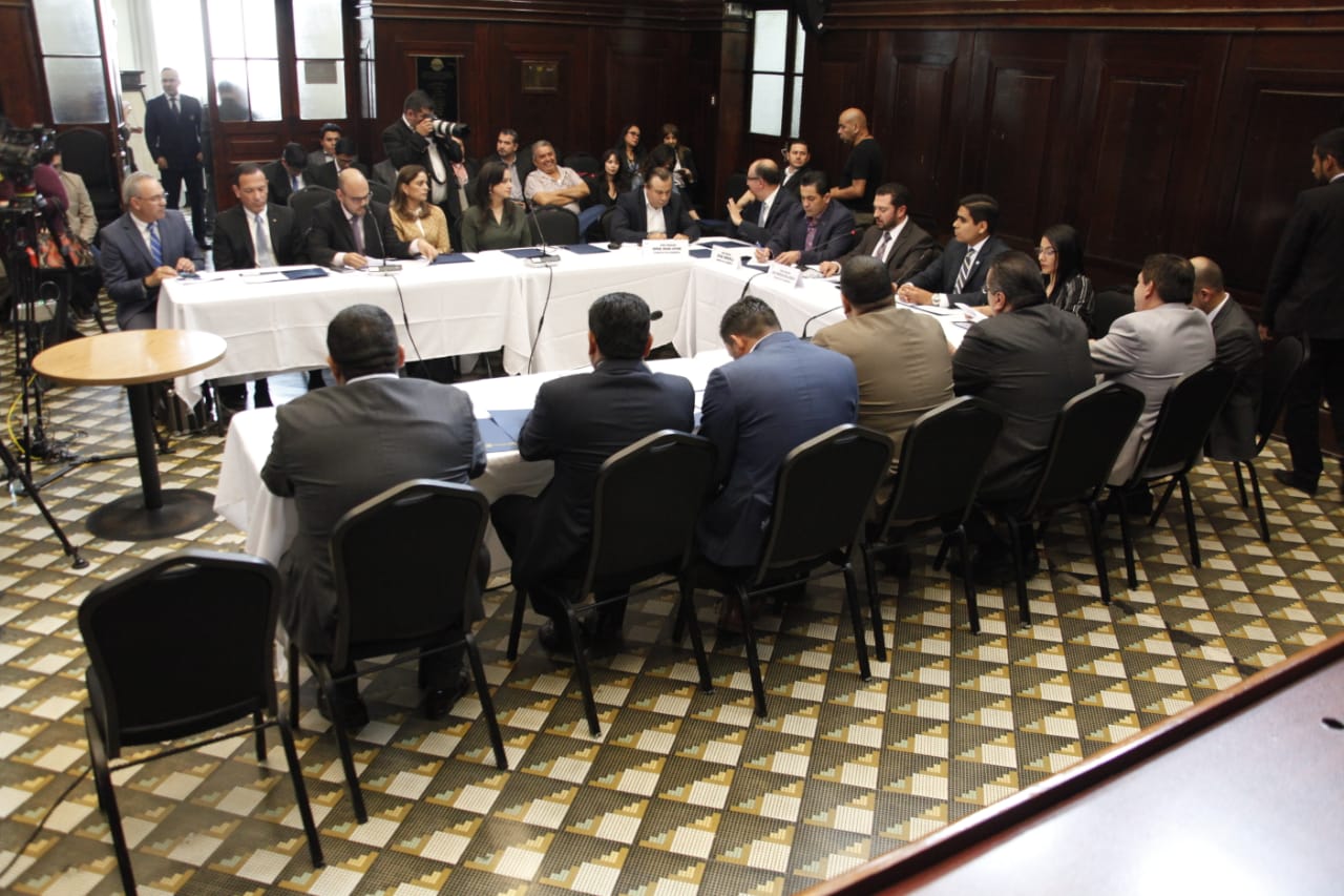 Diputados electos se reúnen con congresistas actuales que integran el Frente Parlamentario por la Vida. (Foto Prensa Libre: Noé Medina)