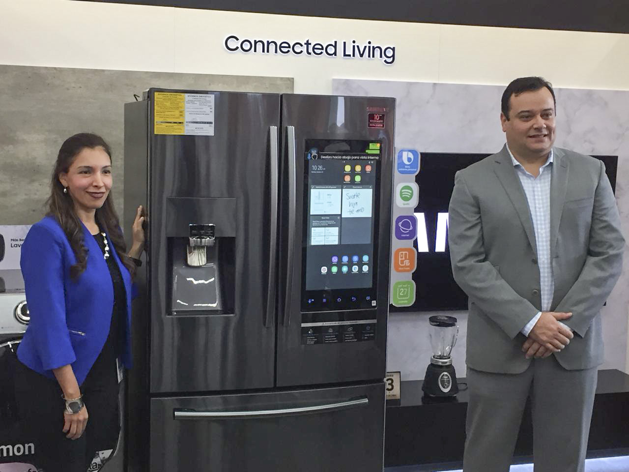 Tiendas Max y Samsung presentaron los nuevos refrigeradores. (Foto Prensa Libre: Norvin Mendoza)