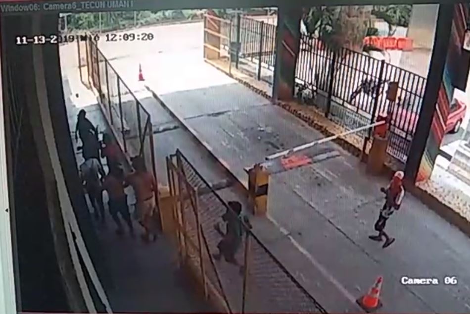 Captura de video del momento en que la turba entra a la aduana Tecún Umán Uno. 
