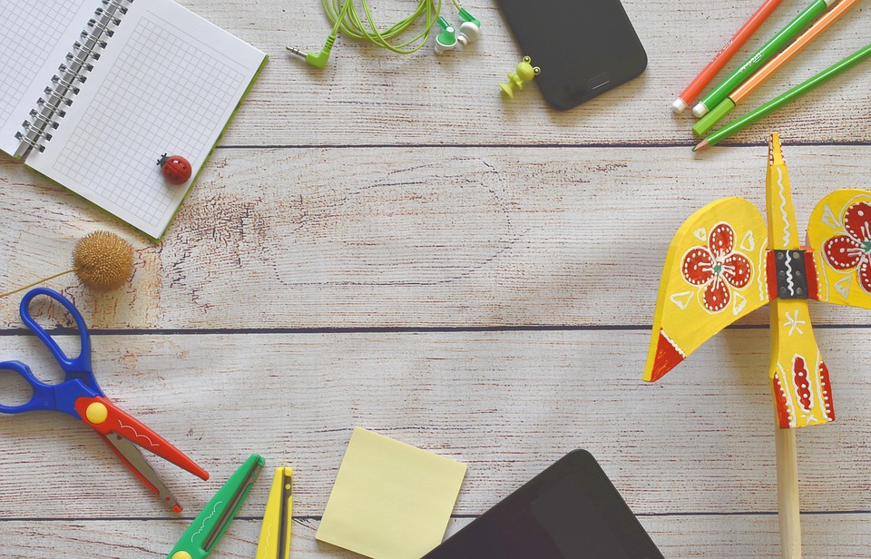 Si debe cambiar a sus hijos de establecimiento educativo, intente comunicarse con ellos de forma asertiva. (Foto Prensa Libre: Pixabay)