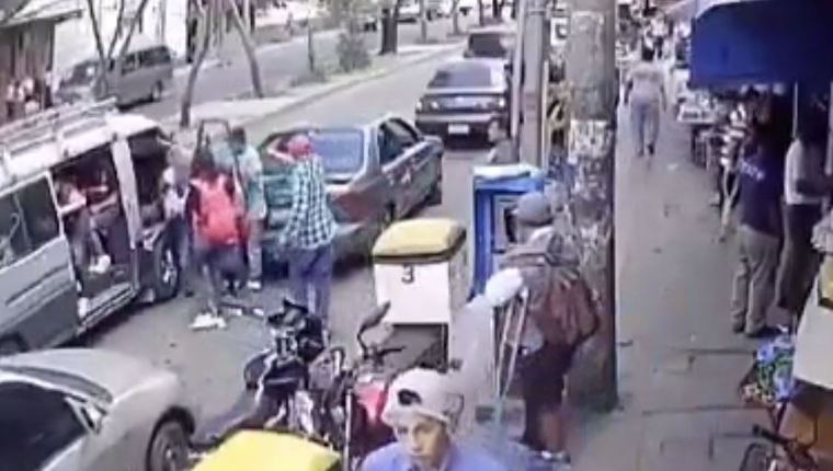 El ataque armado quedó grabado en un video que circuló por las redes sociales. (Foto Prensa Libre: captura de pantalla)