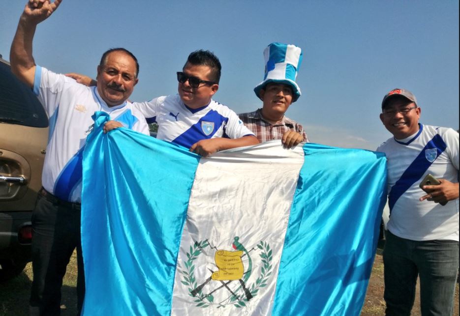Aficionados de la Selección  de Guatemala disfrutan de la previa el juego contra Antigua y Barbudas. (Foto Prensa Libre: Luis López).