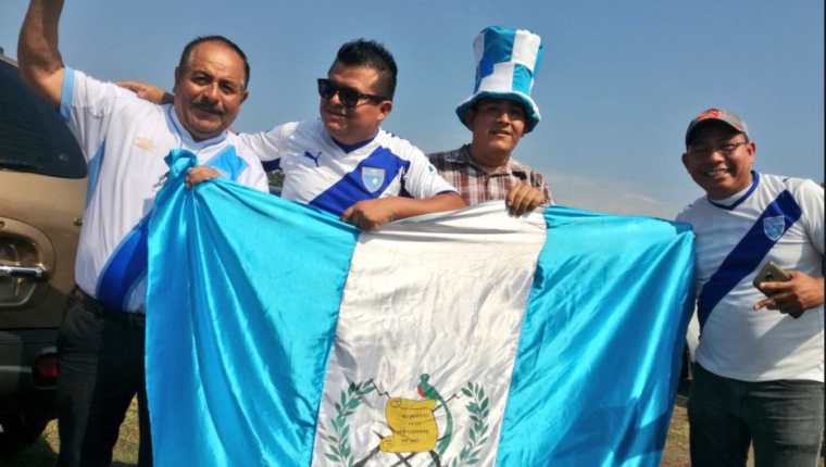 Aficionados de la Selección  de Guatemala disfrutan de la previa el juego contra Antigua y Barbudas. (Foto Prensa Libre: Luis López).