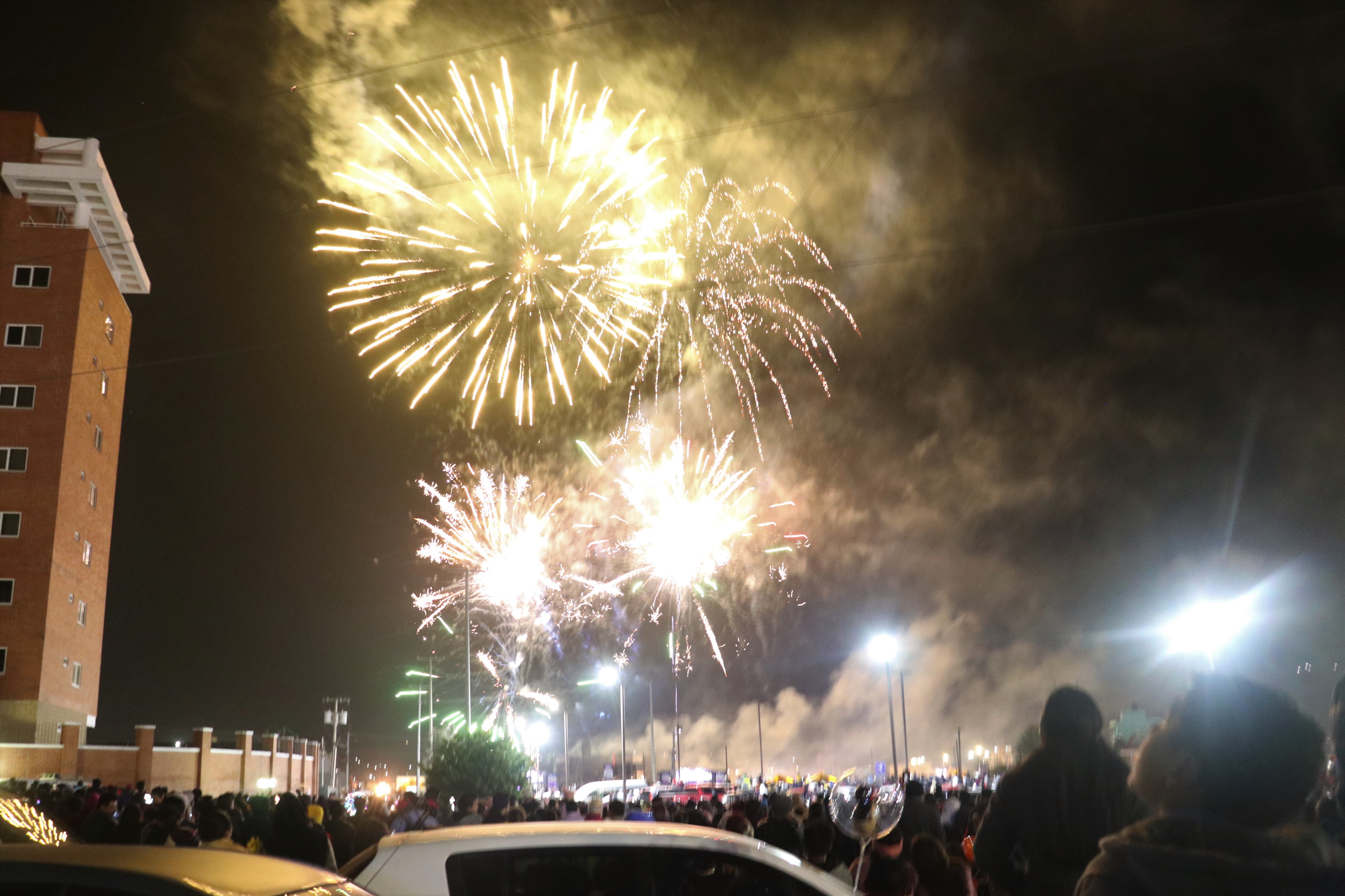 Durante cerca de 20 minutos los quetzaltecos disfrutaron del espectáculo que iluminó el cielo. (Foto Prensa Libre: Raúl Juárez)