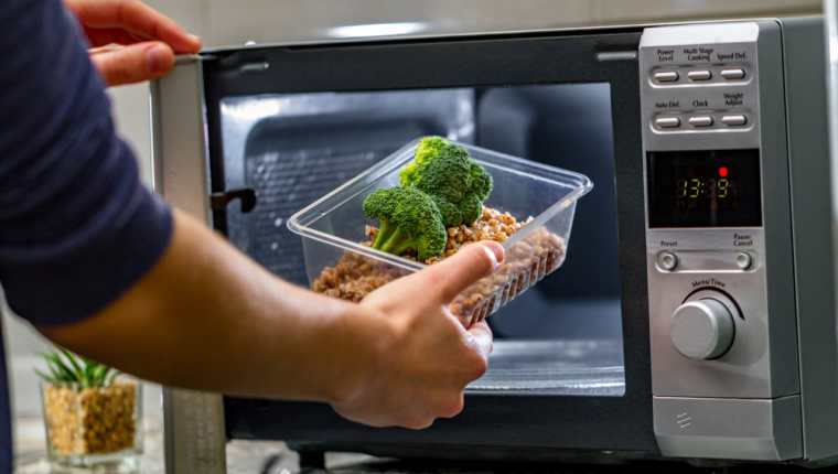 Algunos alimentos pierden su valor nutricional al ser calentados en el microondas. (Foto Prensa Libre: Servicios).