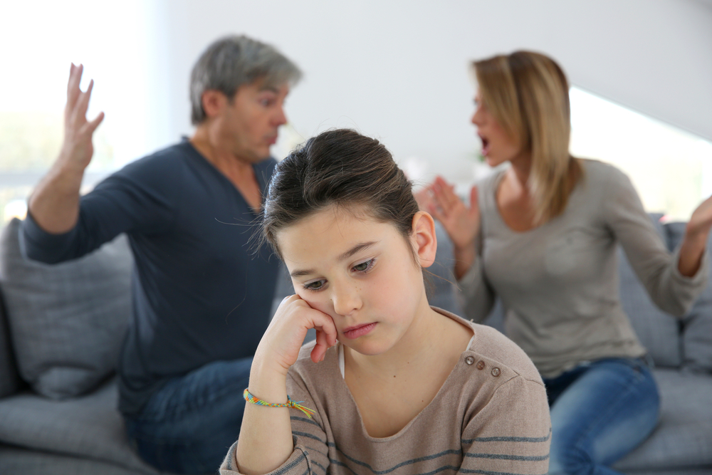 Los niños, al percibir la separación, se cuestiona cuán importantes siguen siendo para sus padres. (Foto Prensa Libre: Shutterstock)