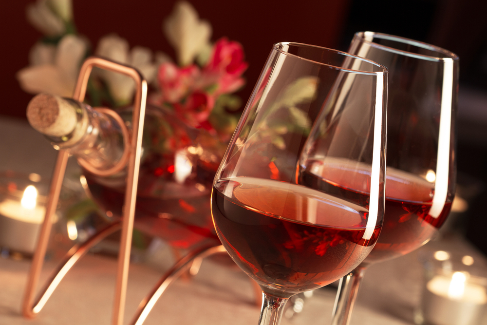 El vino rosado es en una excelente alternativa para los días calurosos o para combinar con recetas de sabores delicados. (Foto Prensa Libre: Shutterstock)