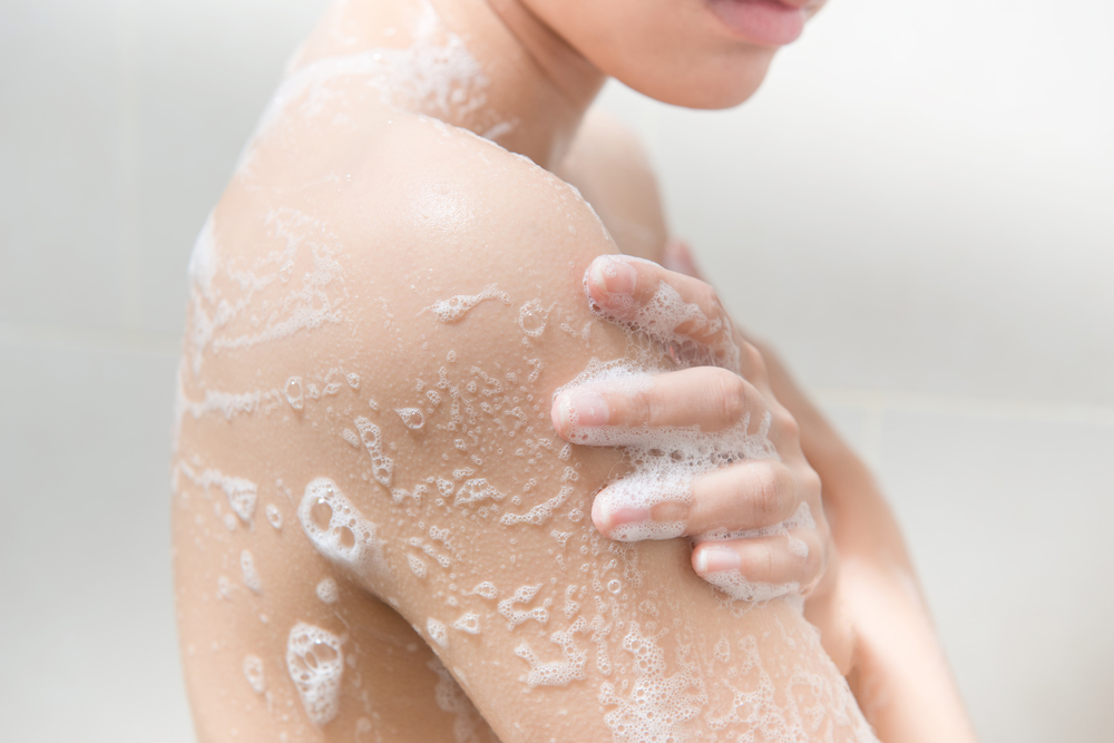 Hay mujeres que realizan las duchas váginales como práctica de higiene, sin embargo, esto podría desarrollar infecciones. (Foto Prensa Libre: Shutterstock)