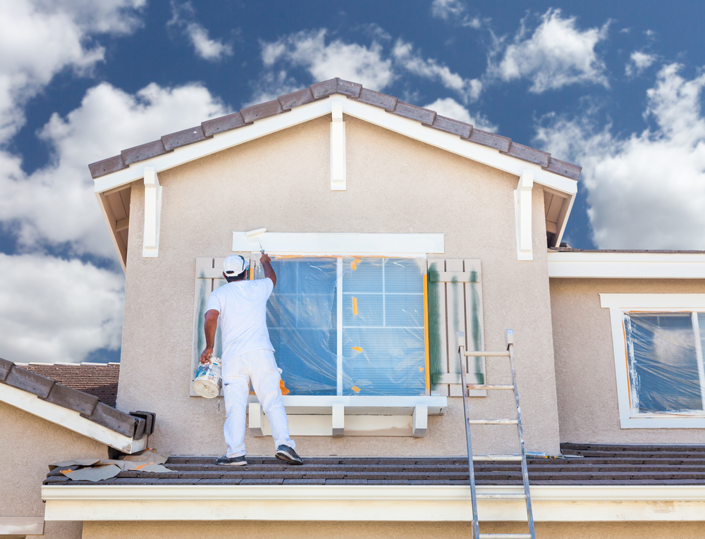 Pintar casas es un negocio que se inicia rápido pero que requiere de algunas técnicas especiales para pintura de techos, tomacorrientes y detalles adicionales. (Foto Prensa Libre: Shutterstock)