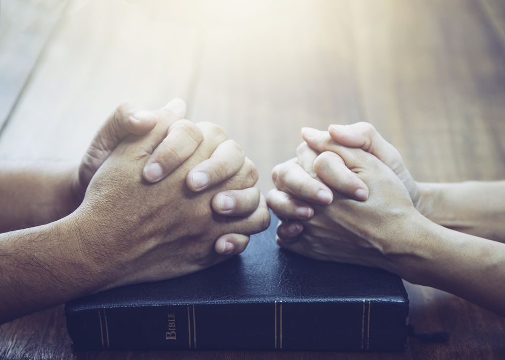 La religión puede ser importante para las personas y, al estar en pareja, debe dialogarse al respecto, especialmente si se practica una diferente. (Foto Prensa Libre: Shutterstock)