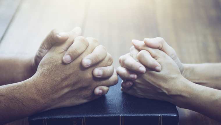 La religión puede ser importante para las personas y, al estar en pareja, debe dialogarse al respecto, especialmente si se practica una diferente. (Foto Prensa Libre: Servicios).