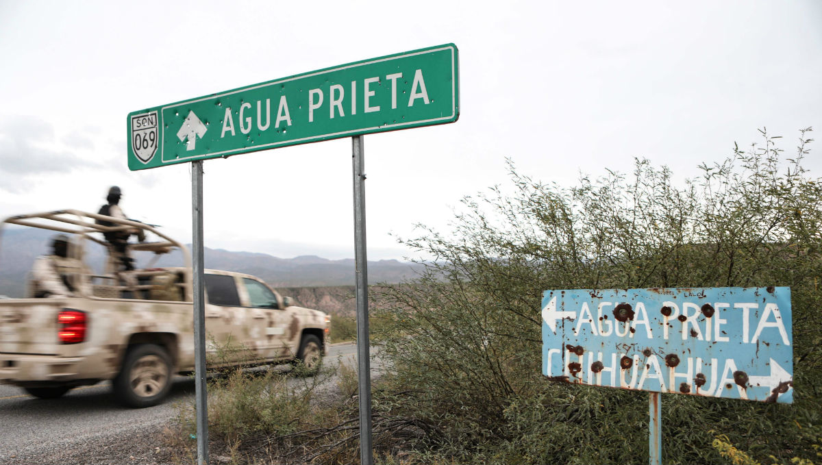 En el camino, en el municipio de Bavispe, en la cordillera de Sonora, México, se ve un letrero con balas que señala a Agua Prieta y Chihuahua. (Foto Prensa Libre: AFP)