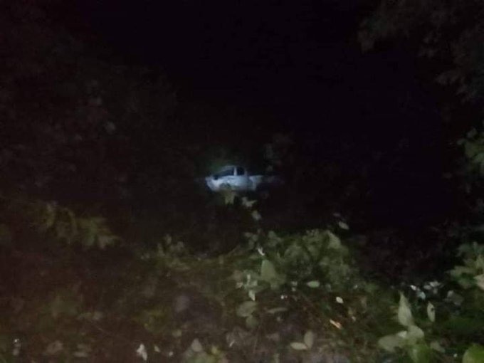 Al fondo se ve el picop que atropelló a las 15 personas en la aldea Xequemeyá, Momostenango, Totonicapán. (Foto Prensa Libre: Google)