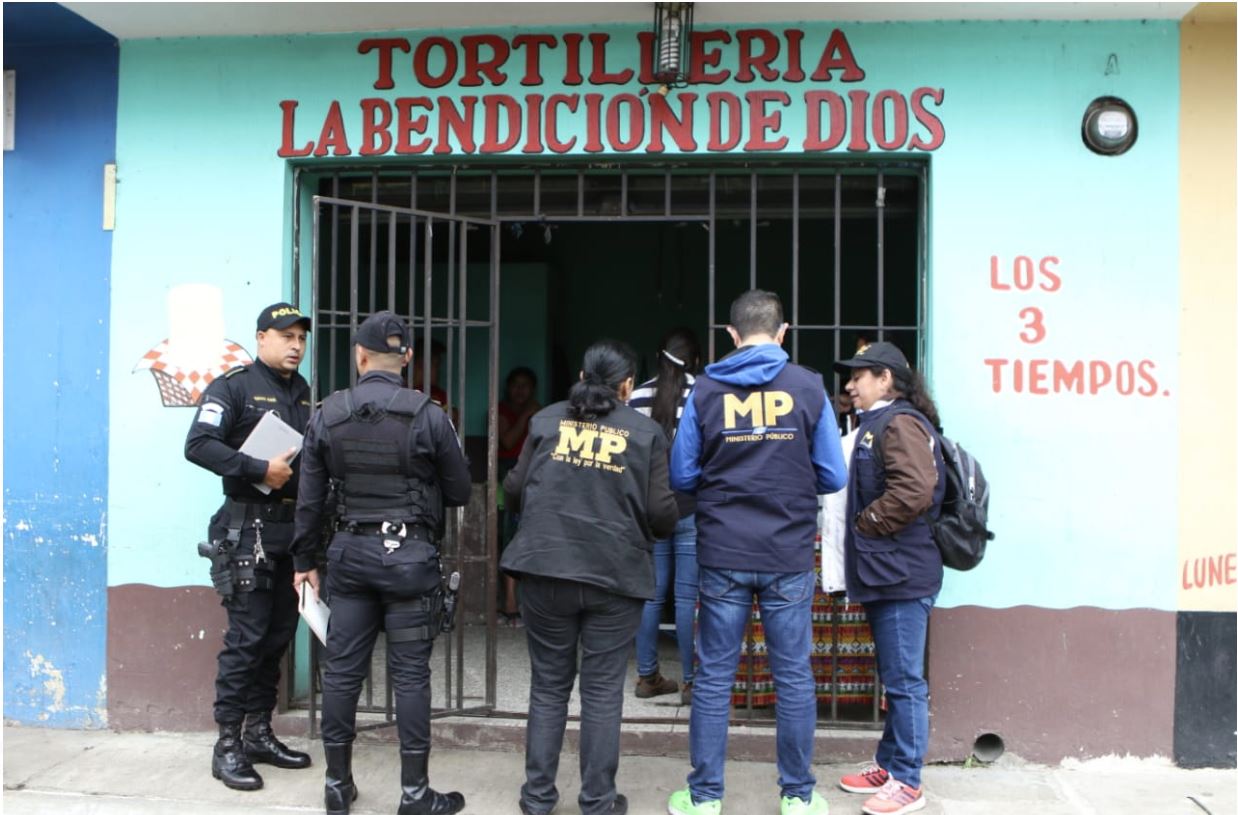 Los operativos se desarrollaron en varios comercios. (Foto Prensa Libre: MP)