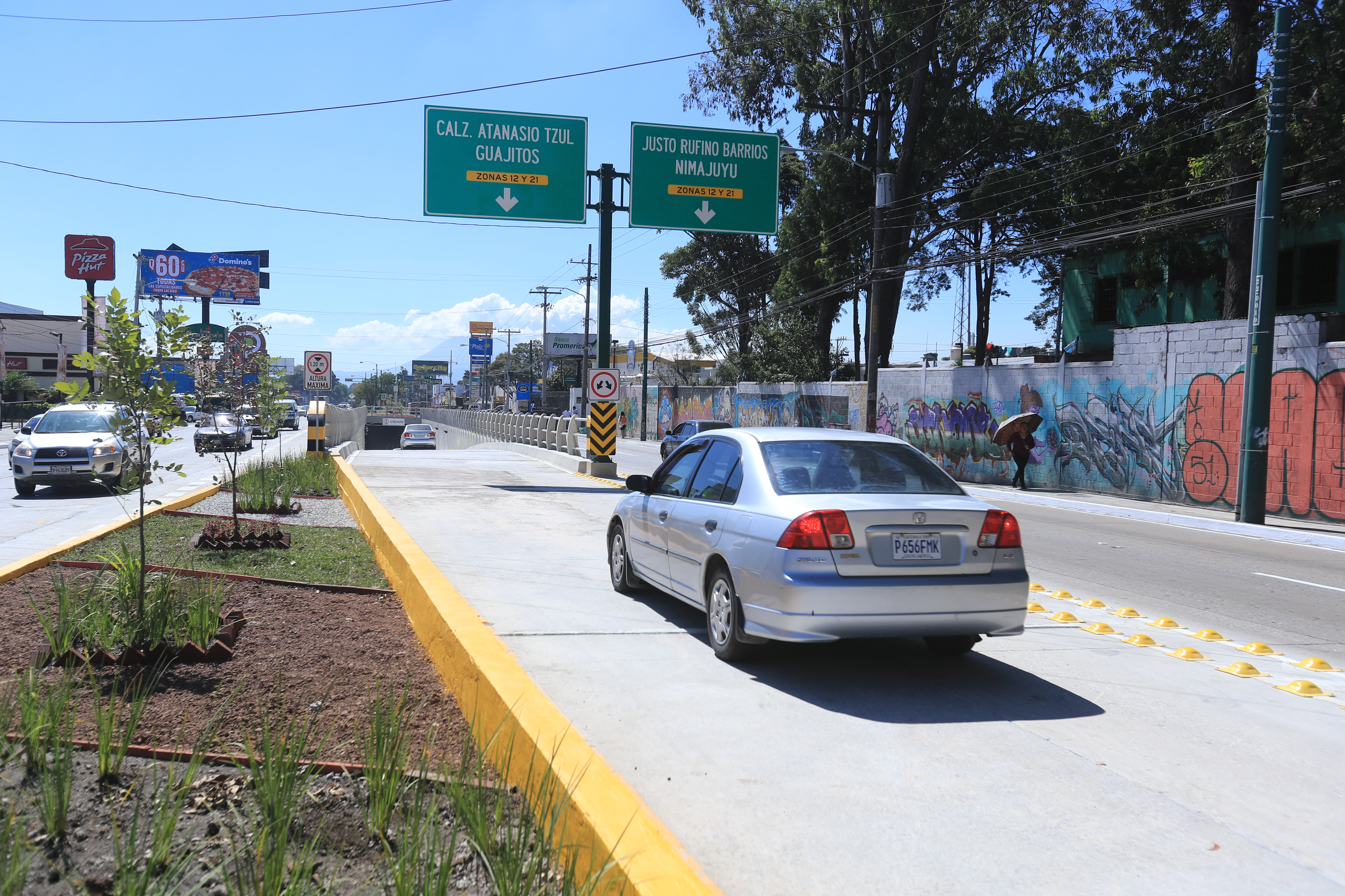 El Viaducto Villa Sol fue inaugurado en la 35 calle de la avenida Petapa, zona 12. (Foto Prensa Libre: Juan Diego González)