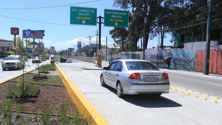 El Viaducto Villa Sol fue inaugurado en la 35 calle de la avenida Petapa, zona 12. (Foto Prensa Libre: Juan Diego González)