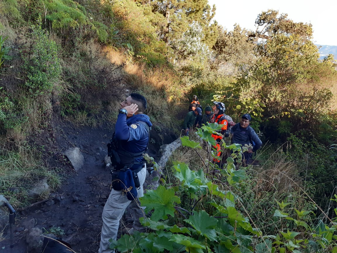 Agentes de la Policía de Turismo y técnicos de la Conred participan en la búsqueda. (Foto Prensa Libre: Conred).