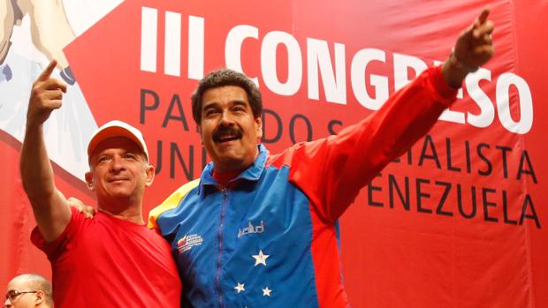 Hugo Carvajal (izq) era solicitado por EE. UU. por nacotráfico. (Foto: AFP)