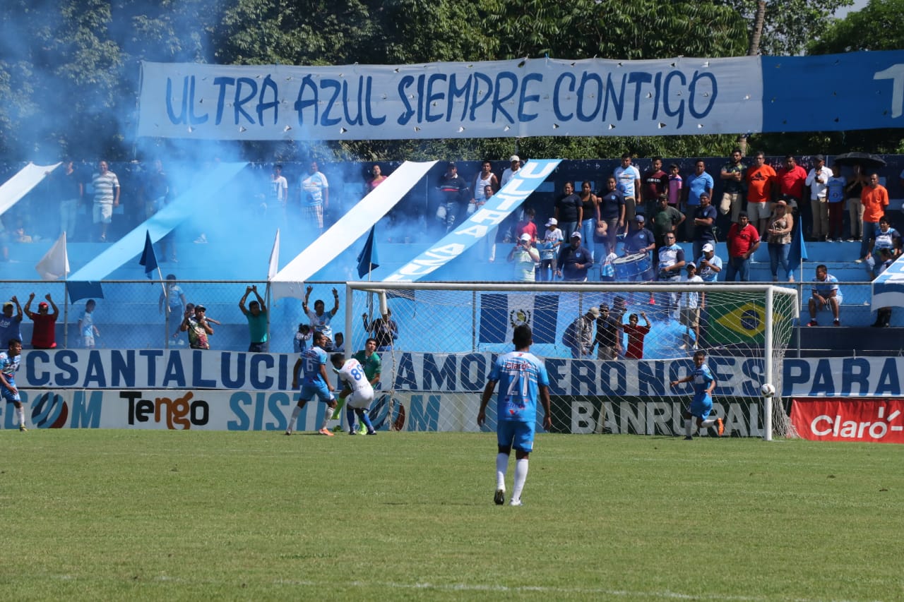 Los aficionados celebraron en el Estadio Municipal de Santa Lucía. (Foto Prensa Libre: Carlos Paredes)