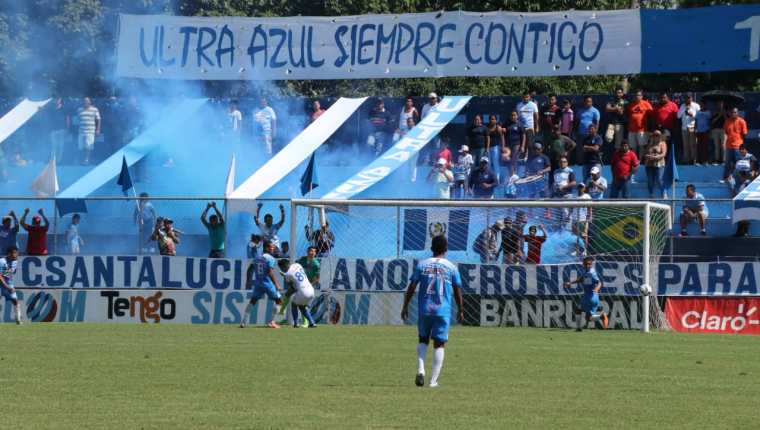 Los aficionados celebraron en el Estadio Municipal de Santa Lucía. (Foto Prensa Libre: Carlos Paredes)