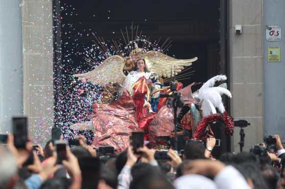 Durante su salida se le lanzó confeti a la Virgen de la Inmaculada Concepción.  Foto Prensa Libre: Érick Ávila