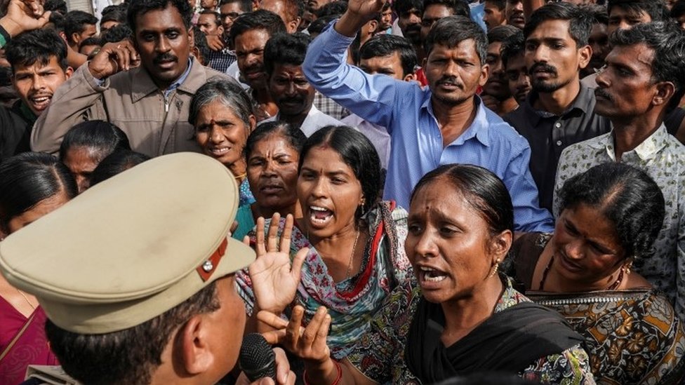 Miles de personas protestaron frente a una estación de policía, en la ciudad de Hyderabad, en rechazo al asesinato de la mujer. REUTERS