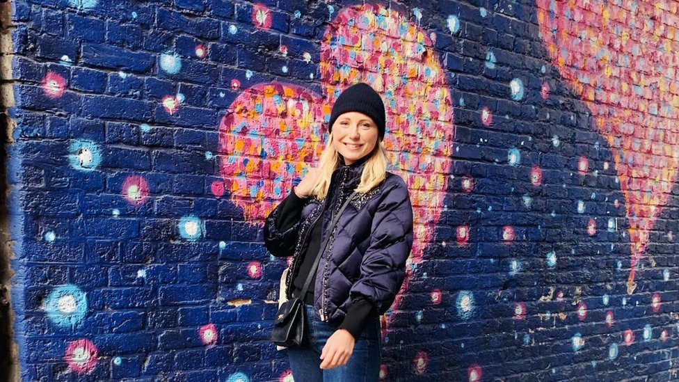 Emily Broughton dice que le encanta alquilar ropa para probarse varios modelos. (Foto Prensa Libre: My Wardrobe HQ)