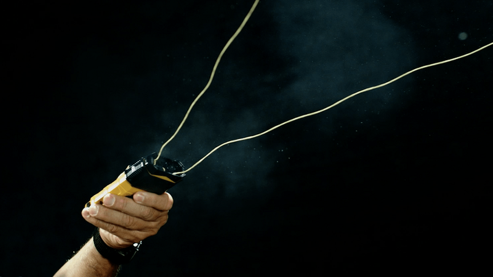 El dispositivo BolaWrap lo utilizan fuerzas policiales de Estados Unidos como arma no letal para contener a individuos. WRAP TECHNOLOGIES