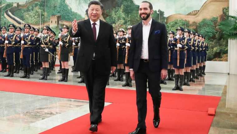 Xi Jinping desplegó la alfombra roja para recibir a Bukele. (Foto Prensa Libre: Cortesía)