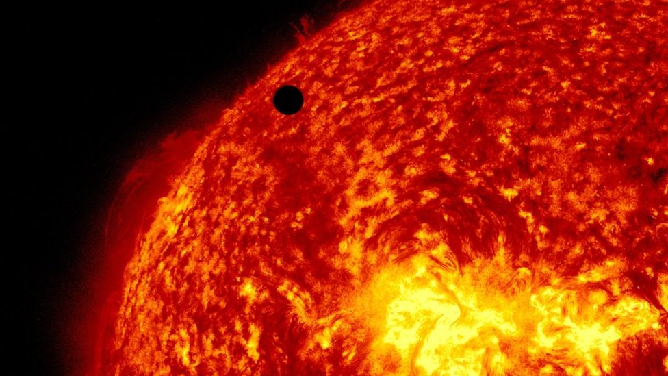 Debido a su cercanía con el Sol, el Parker no puede enviar fotos a la Tierra porque su cámara se derretiría si la apuntara hacia la estrella. (Foto Prensa Libre: Getty Images)