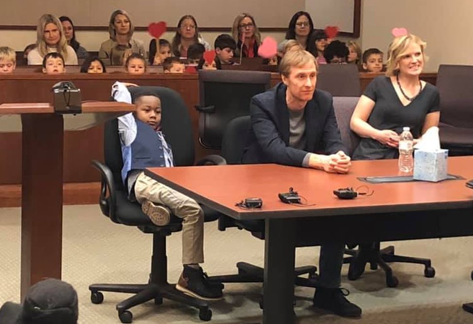 Michael se veía relajado mientras se formalizaba su adopción en un tribunal de Michigan, Estados Unidos. (Foto Prensa Libre: Tribunal del condado Kent- BBC)